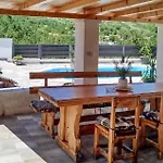 בית נופש Awesome Home In Ljubitovica Ljubitovica