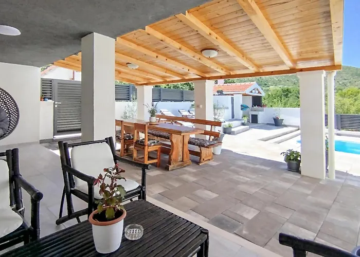 Awesome Home In Ljubitovica * Ljubitovica
